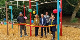 Oberbürgermeister Dr. Stefan Belz hat zusammen mit Schulleiterin Christina Mayer-Gienke und Beteiligten der Abteilung Umwelt- und Grünflächen das neue Kletterspielgerät eröffnet.